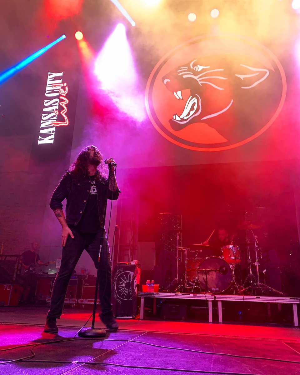 TheMegs152's tweet photo. What a beautiful night in a beautiful city 💞 #kcmo #kansascity #kcliveblock #takingbacksunday #takingbacksunday20 https://t.co/uRG83oygg3