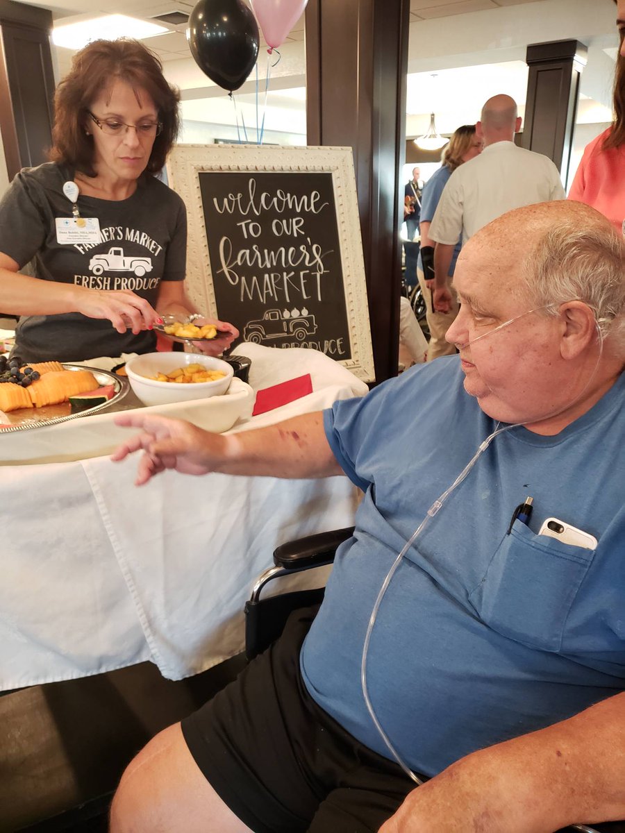 Glen_RidgeHC's tweet photo. South Kentucky Farmers Market was wonderful. Thank you to Westport Place for hosting. We loved the ice Cream and fresh Vegetables #farmersmarket
#skyrocks
#Nowthatsa10 https://t.co/8N5KmJn0pk