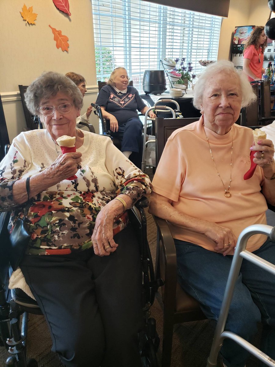 Glen_RidgeHC's tweet photo. South Kentucky Farmers Market was wonderful. Thank you to Westport Place for hosting. We loved the ice Cream and fresh Vegetables #farmersmarket
#skyrocks
#Nowthatsa10 https://t.co/8N5KmJn0pk
