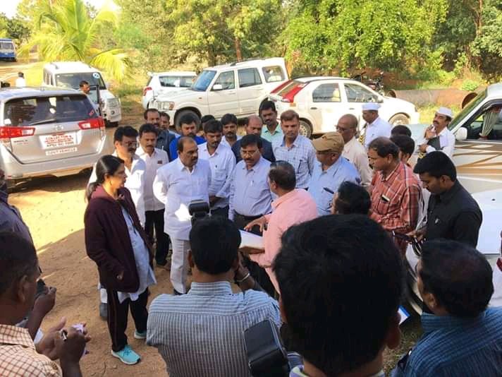 YscrCp's tweet photo. జిల్లా కలెక్టర్ ఎస్.సత్యనారాయణ గారు, అనంతపురం ఎమ్మెల్యే  #అనంతవెంకటరామిరెడ్డిగారు అనంతపురము మున్సిపల్ కమిషనర్ ప్రశాంతి గారు కూడ���రు మండలం ముద్దలాపురం సమీపంలోని నీటి పంపింగ్ స్కీమ్ లను పరిశీలించి అక్కడ పరిస్థితి ని తెలుసుకున్నారు మరియు ఉన్నతాధికారులు. https://t.co/40GA6nec66