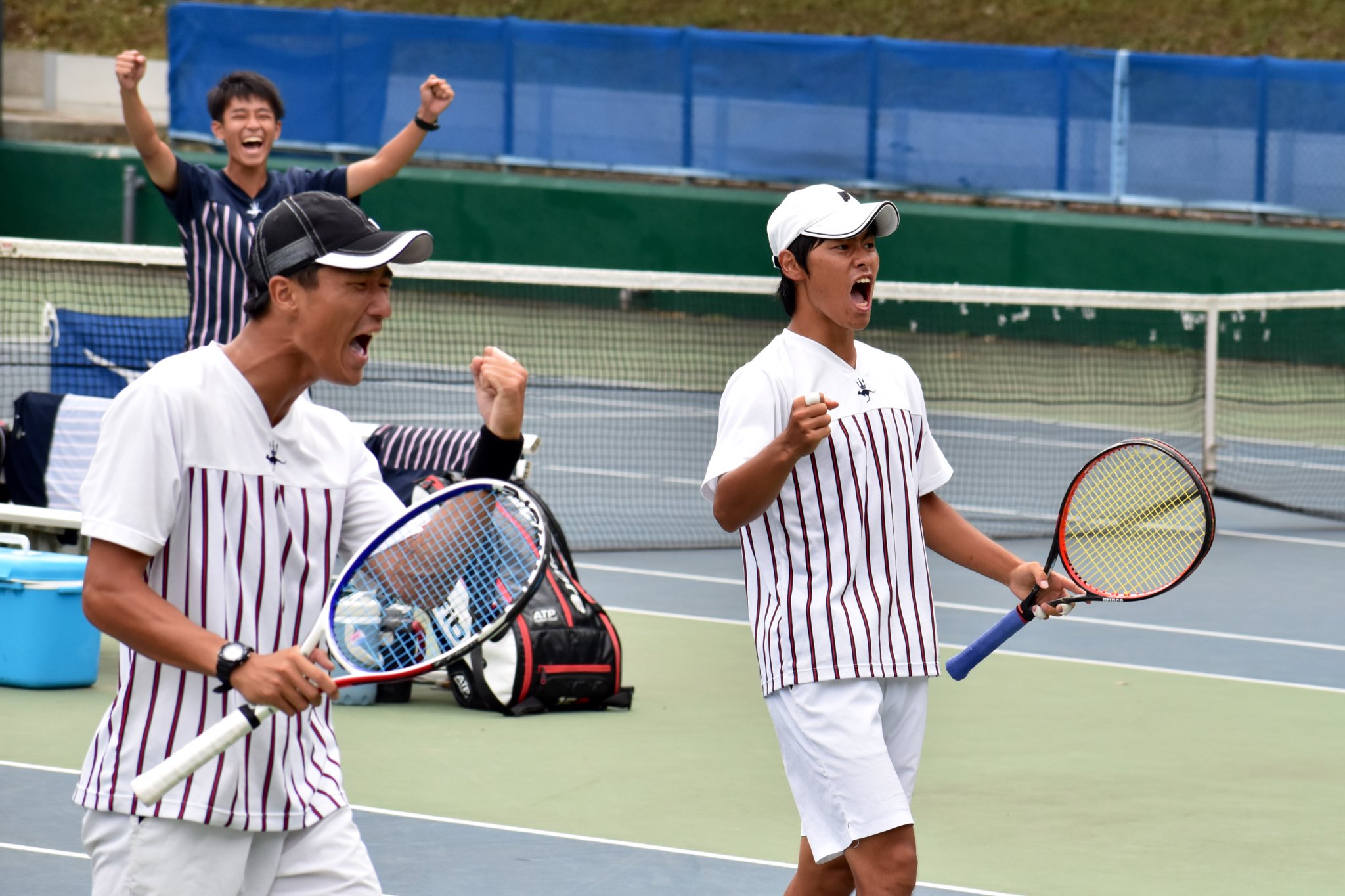スポーツ法政新聞会 テニス 関東大学リーグ 対明大 慶應大学日吉キャンパス内テニスコート 男子ダブルス D2 佐野有佑 高清水研人 ２ー１ 4 6 7 5 6 1 蓮見亮登 森大地 劣勢をはねのけ 見事な逆転勝利 ダブルス全勝でシングルスに臨む