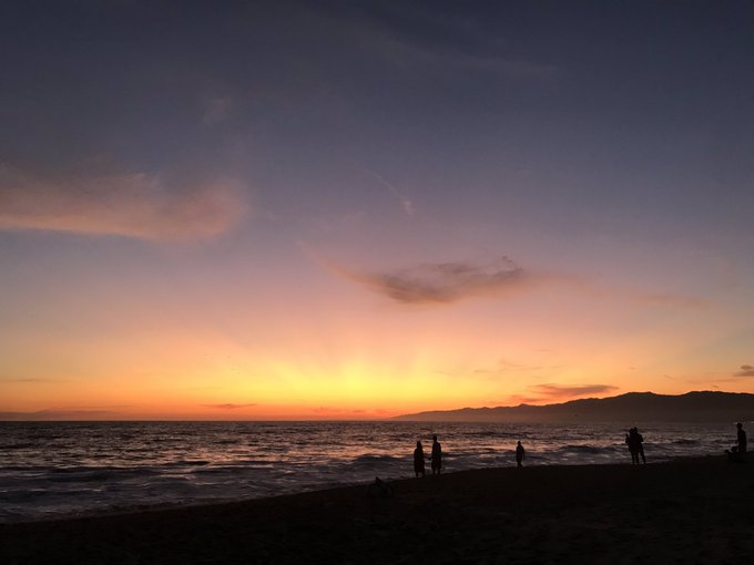 💕 it&rsquo;s not easy to take photos w dogs near oncoming waves 😂💕✨ https://t.co/pqXVAgvQGH<a href="/tag/fuckcancer"class="tags"><span>#fuckcancer</span></a>