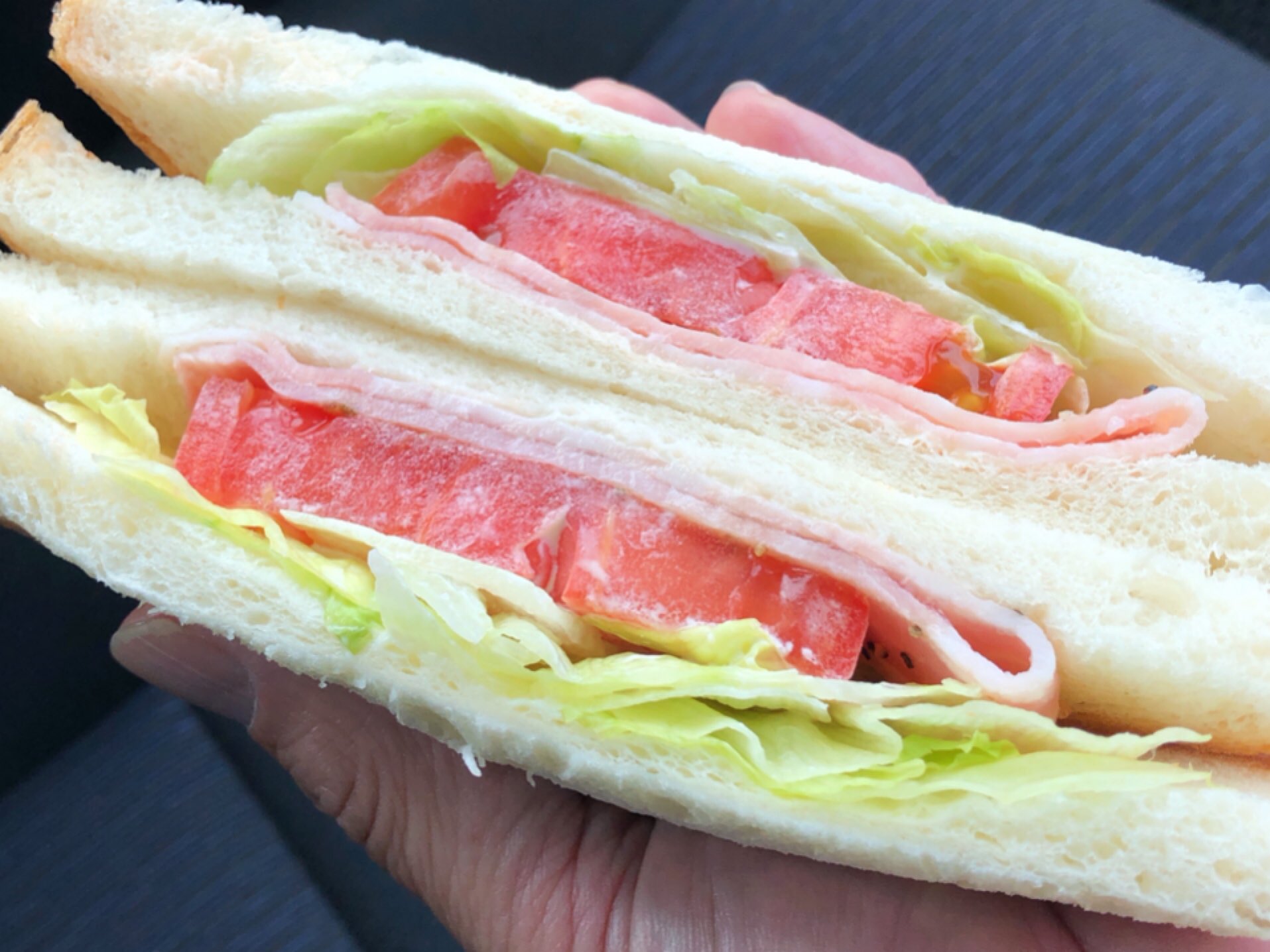 チーフ Bltサンド300円 おれの手もサンドイッチもでかいw ヨークベニマル T Co Kcey8tpcde Twitter