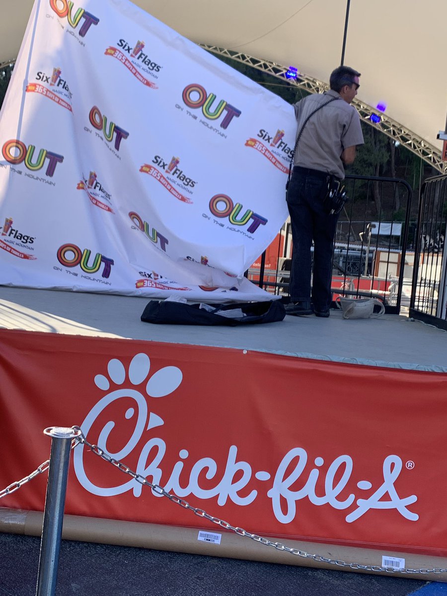 AMP_pics's tweet image. Setting up for the LBGTQ event at #sixflags. #tonedef?