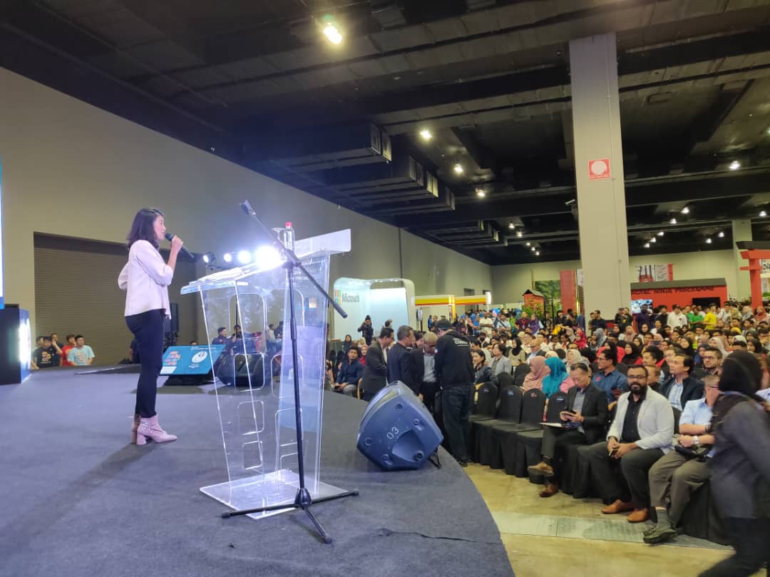 mymdec's tweet photo. CEO @iSurinaShukri officially kicks things off by addressing the audience full of kids and parents, encouraging them to get interested in digital tech &amp; STEM education to succeed in tomorrow's digital society.

#MDM19 #mydigitalmaker https://t.co/zFGpVAHqrX