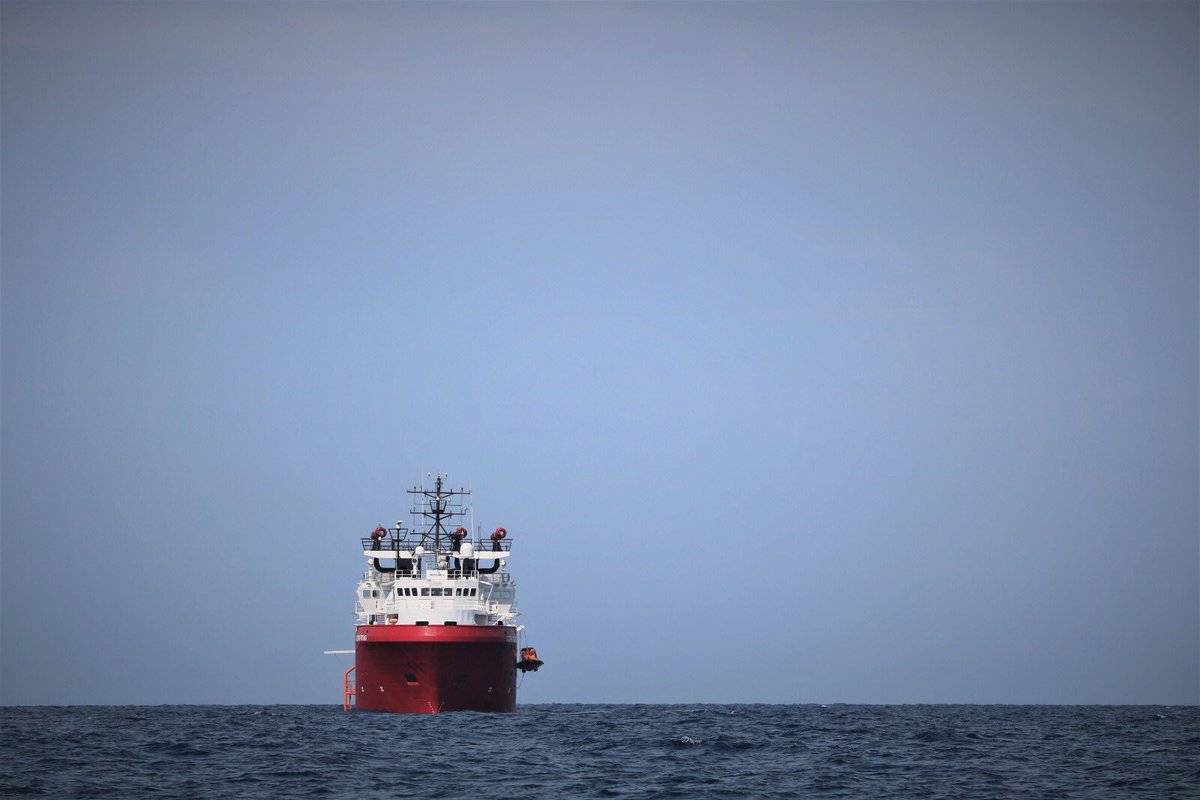 SOSMedItalia's tweet photo. 🔴 BREAKING La #OceanViking ha appena ricevuto istruzioni dal Centro di coordinamento del soccorso marittimo (MRCC) di Roma di procedere a Lampedusa, in Italia, che è stata designata come Luogo di sicurezza per gli 82 sopravvissuti salvati in due operazioni SAR https://t.co/qXk5EhVTwp