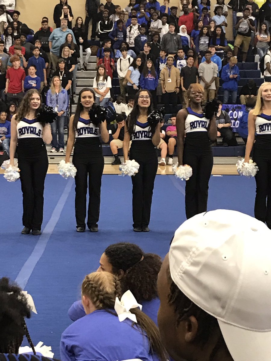 nikkhipo's tweet photo. Unity Bowl pep rally with my kids @NForneyFalcons https://t.co/julYRwlqtX