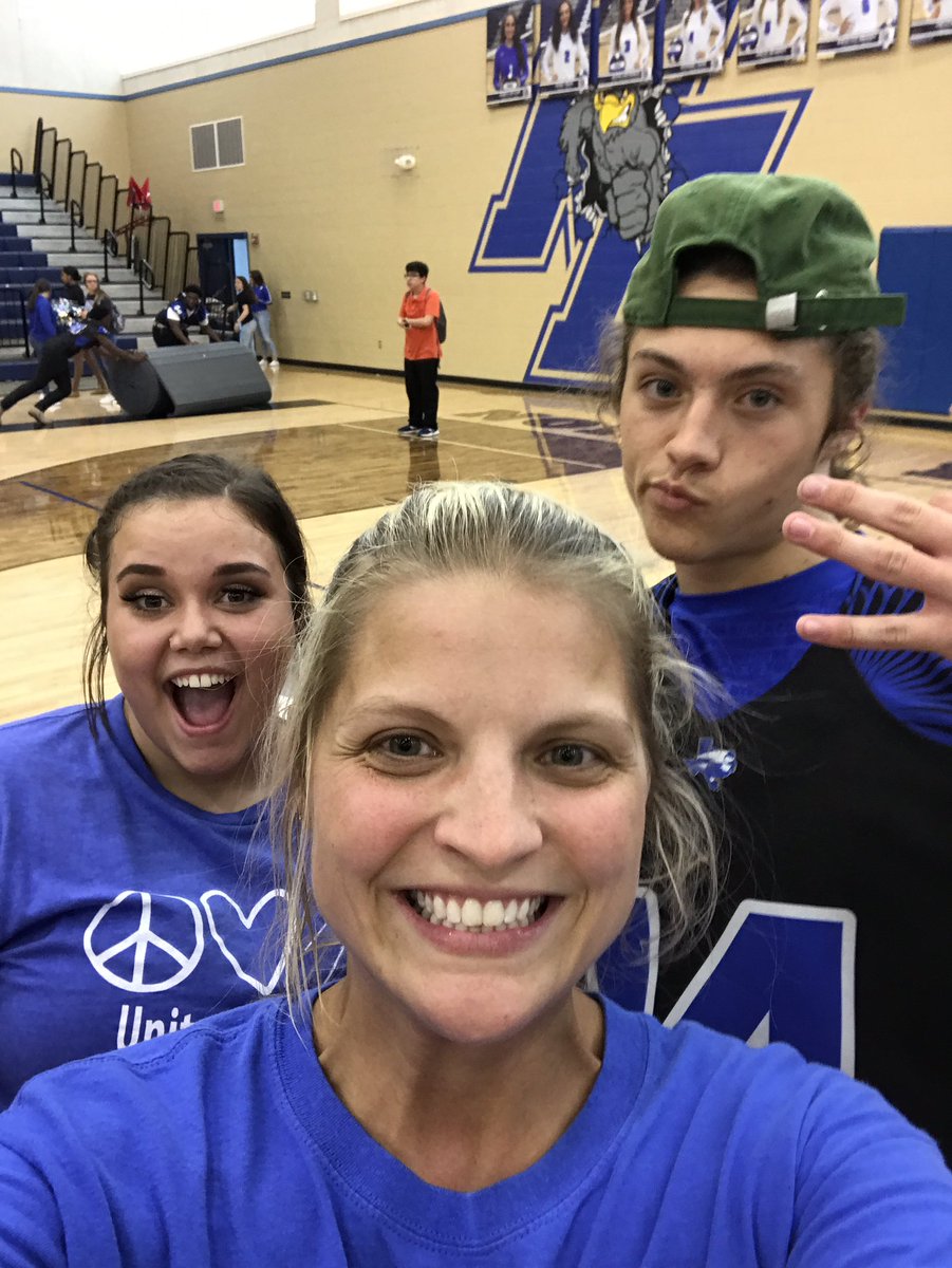 nikkhipo's tweet photo. Unity Bowl pep rally with my kids @NForneyFalcons https://t.co/julYRwlqtX