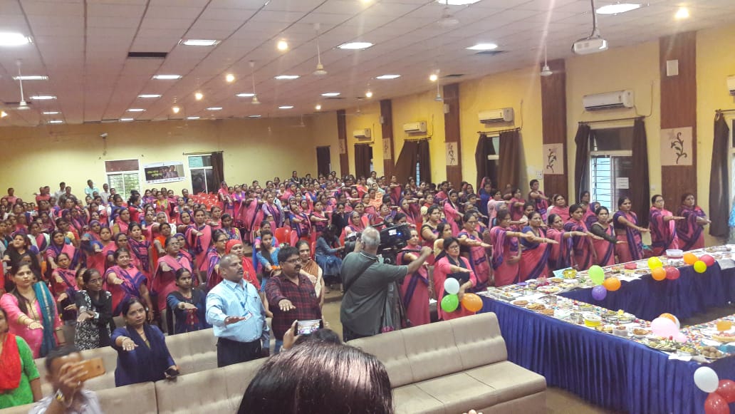 palsantosh's tweet photo. Remarkable spririt of AWWs during Poshan Mahasabha @ Ujjain under poshan maah
#PoshanMaah2019 #POSHANAbhiyaan @drsameerpawar @arjandewagt @proujjain @mp_wcdmp @POSHAN_Official @Deepak66255100 @anuja_brajesh @tarkeshwerm @taruncop007 https://t.co/Wt8Vqi4xT8