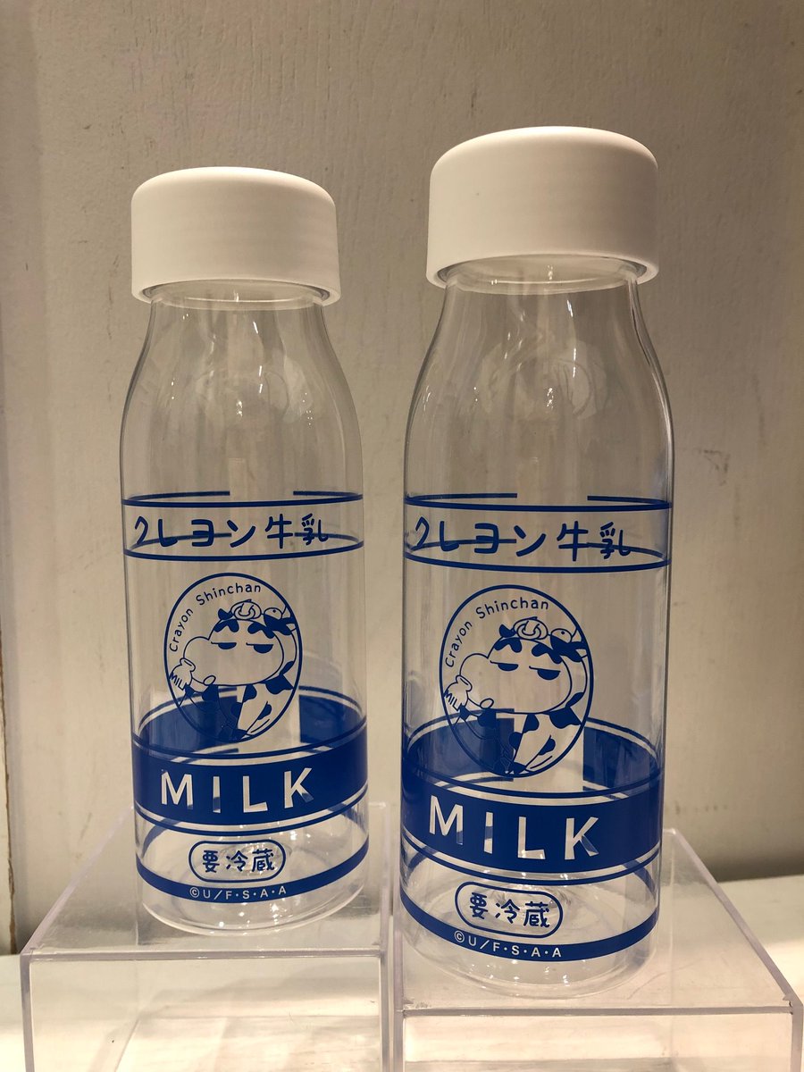 公式 クレヨンしんちゃんオフィシャルショップ アクションデパート札幌店 در توییتر 今日も元気に営業中です 新商品のご紹介です ミルク瓶クリアボトル 1300 税 ミルク瓶型のクリアボトルで牛のしんちゃんが可愛い商品です ランチのお供にいかがでしょうか