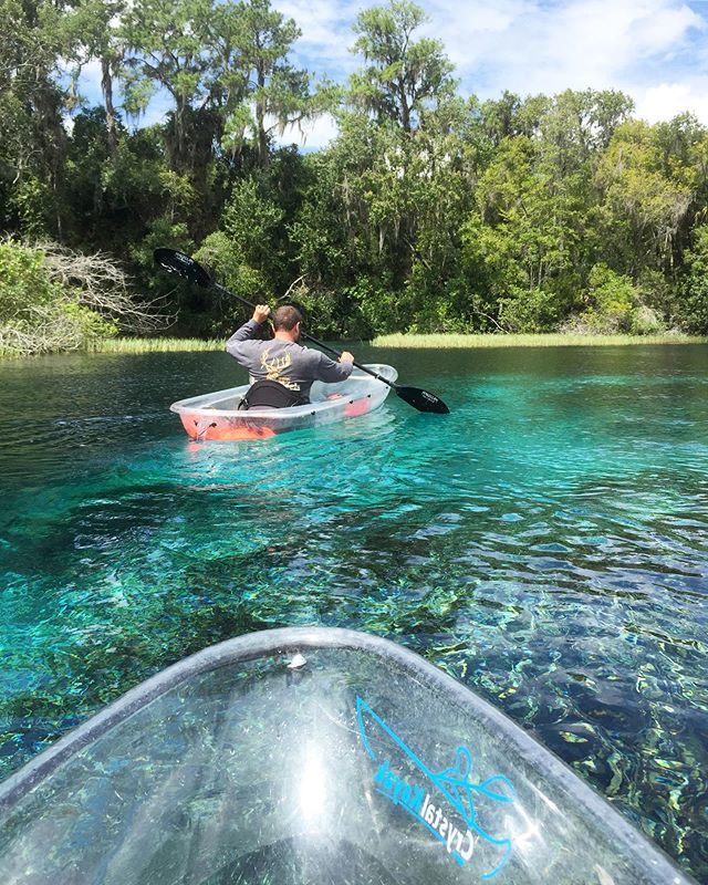 voyaNYC's tweet photo. Seguimos sumando experiencias increíbles en nuestro viaje por Florida #OfTheBeatenTrack 💚 Hoy hemos estado en un spring (manantial natural) llamado #RainbowSprings, y lo hemos recorrido en un kayak transparente de @getupandgorainbowsprings💦 La sensación de estar flotando sob… https://t.co/udajetyIip