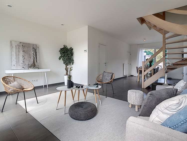 StyleAtHomeBe's tweet photo. Met een trap in het midden van een leefruimte, is opstelling van meubels super belangrijker. Zorg dat meubels slim opgesteld staan. Aandacht gaat naar zithoek/eethoek waardoor gezelligheid en sfeer primeert. 
Fotoshoot https://t.co/b9VmgLP8vp
#realestate #vastgoed #homestaging https://t.co/9obA88Aewp