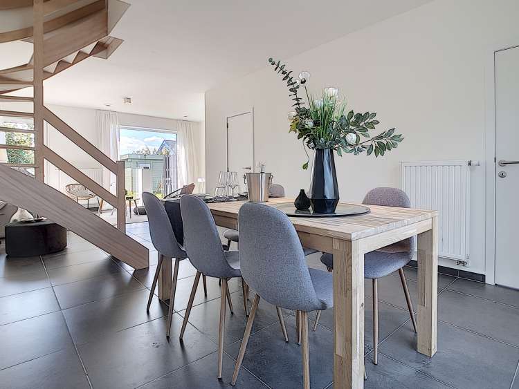 Met een trap in het midden van een leefruimte, is opstelling van meubels super belangrijker. Zorg dat meubels slim opgesteld staan. Aandacht gaat naar zithoek/eethoek waardoor gezelligheid en sfeer primeert. 
Fotoshoot buff.ly/2Q8ljTg
#realestate #vastgoed #homestaging