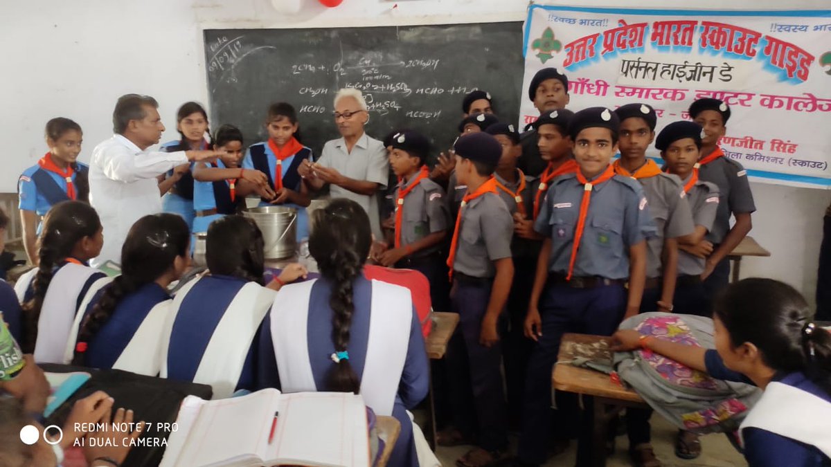 26_shikhasingh's tweet photo. sanitation drive in my school campus of Sri Gandhi Smarak Inter College Samodhpur, District-Jaunpur #swachchhata pakhwara..Initiative taken by my Principal sir Dr. Ranjeet Singh joined by other staff members and students, scouts and local community @UNICEFIndia @PMOIndia https://t.co/h4IyEolkiE