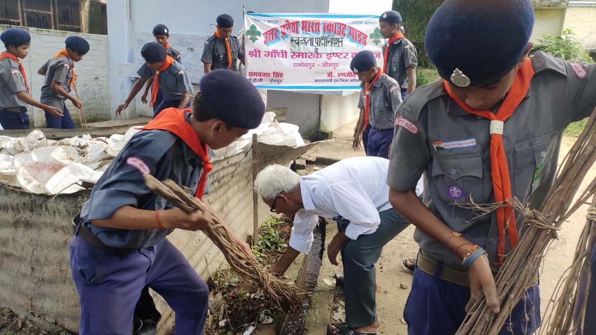 26_shikhasingh's tweet photo. Sept.Cleanliness drive in school,village and nearby areas by students and scouts of #SriGandhiSmarakInterCollege Samodhpur District Jaunpur.Initiative taken by Principal sir Dr. Ranjeet Singh. #Proudalumniofthisschool#monthlyeventmo@UNICEFIndia @UNICEF @PMOIndia @MoHFW_INDIA https://t.co/1mOJHameBa