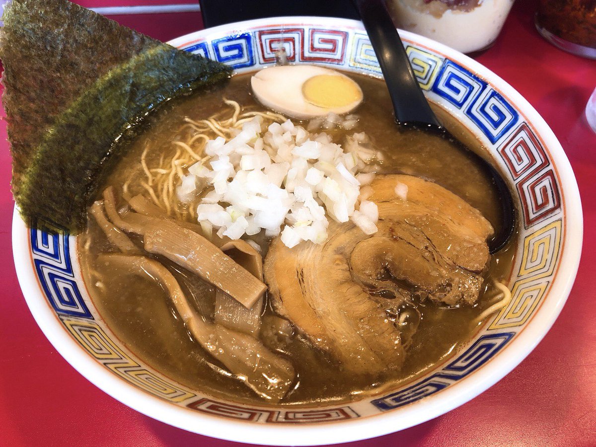 From5gi 八幡山の長浜ラーメン とんこつ正油 サービス半ライス 豚骨スープ 麺は細麺 卓上調味料も紅生姜にニンニクに辛子高菜 完全に長浜系なのに 節エキスが溶け込んでいてオンリーワンの逸品 うまいのよね