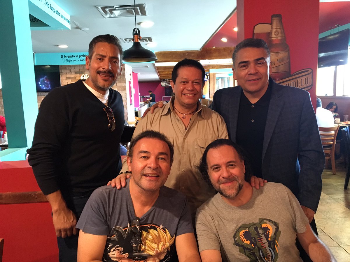 Carlhillos's tweet photo. Reunión de amigos en el día de cierre de la CdJuárezComicFest2 @jctncrpll @ccp_mario @renegarcia900 y @@MarioArvizu https://t.co/9rWAE2pVj1