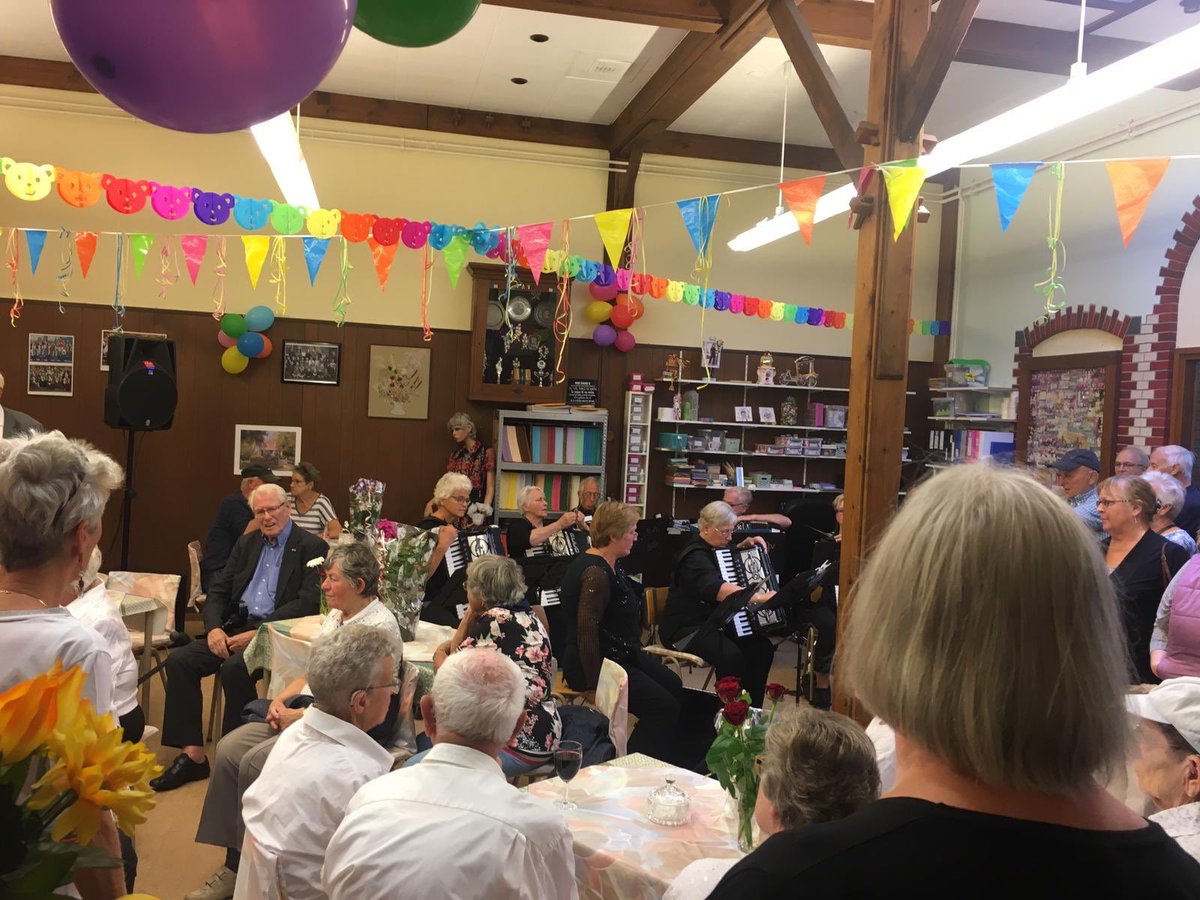 GeaHofstede's tweet photo. Opening van Inloophuis ‘t Trefpunt in Velp een groot feest. Ook de andere gebruikers van de Dr. A. van Voorthuijsenschool in #Velp zoals Unisono, Velpsche Accordeon Vereniging en Atelier CRESO waren aanwezig. Op een goede samenwerking van alle partijen. https://t.co/eKdQVc11lh
