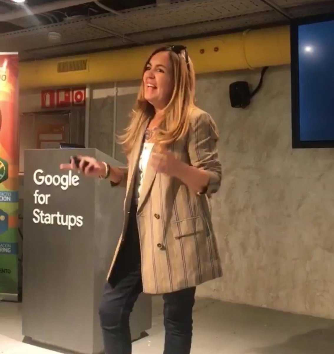 fatimamartinez's tweet photo. A lo largo de la vida todos cometemos errores que condicionan nuestro futuro, pero lo importante es saber reconocerlos, aprender de la experiencia y ser feliz con lo que haces. Gracias a @exitodelfracaso por la organización y a @GoogleStartups por apoyar este tipo de eventos https://t.co/3jODAxBZyc