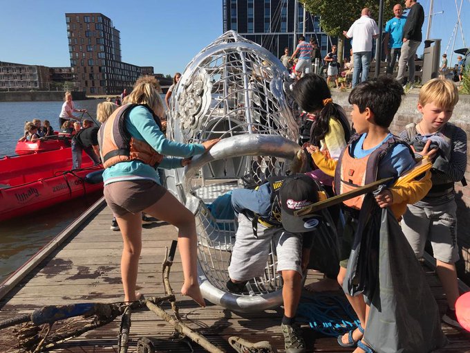 IJburgers lanceren vandaag de afval-etende vis 🐟 Ze vragen aandacht voor zwerfafval dat het water inwaait. De vis krijgt goed gezelschap.. bewoners vissen plastic uit de IJburgse wateren.
Applaus voor de IJburgers! 👏
#IJburgschoon #WorldCleanUpday