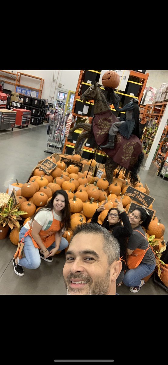 ElizaaUlloa10's tweet photo. spooky seazn ‘ @ 3908 👻 🎃 #heyboo #pumpkinspicelatte jk about the latte . #HalloweenTime  #Pumpkins https://t.co/Fzgtcus4QM