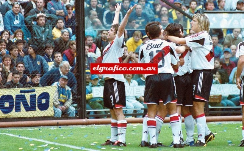 schlenkeralan's tweet image. Volvió por amor a la camiseta 

Por los colores 

No vendió humo

No hizo política 

Fue campeón de América! 

La humildad es sinónimo de grandeza

Qué los cumplás FELIZ Fernando 🎉🎉

Está es la banda del Cavegol 🎶🎶

CAVENAGHI PARA SIEMPRE