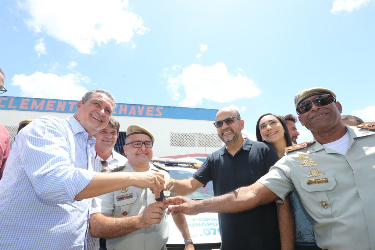 costa_rui's tweet photo. Entregamos também duas novas ambulâncias e sete novas viaturas para a Polícia Militar para #Guaratinga e municípios do entorno. #AquiÉTrabalho #Bahia https://t.co/oEarWhO90z