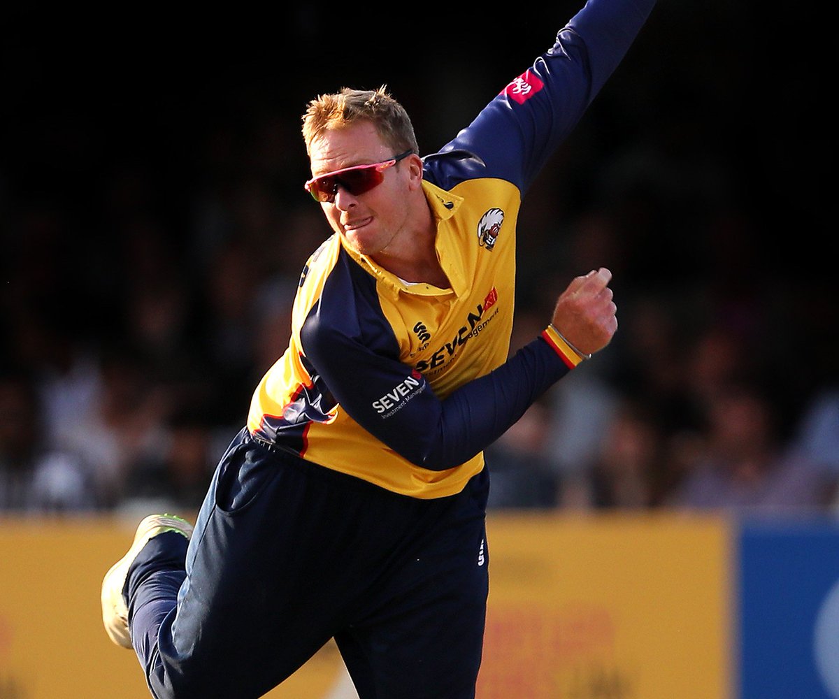 Essex captain Simon Harmer
strikes with his first ball to
remove the Derbyshire
skipper! The Falcons are
30/2 after 3.1 overs.
#FinalsDay ball-by-ball: es.pn/Blast19Semi2