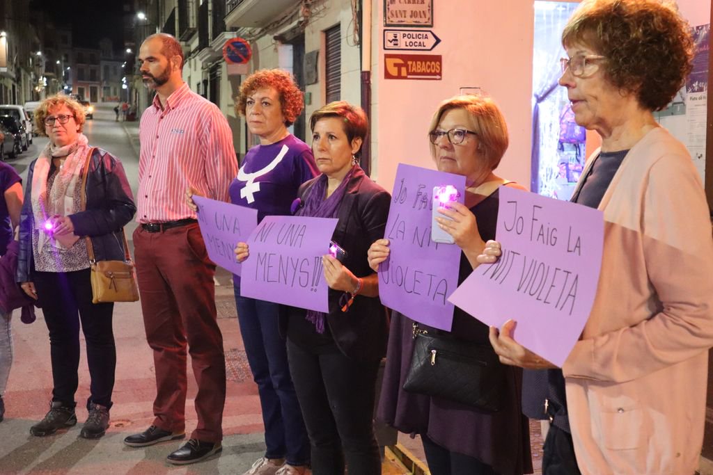 LaFontenXarxa's tweet photo. 🌙💜 NIT VIOLETA | La Font de la Figuera es suma a la #NitVioleta en repulsa a la violència de gènere.
⠀
ℹ️ Per a més informació, click ací: https://t.co/DGiVJ2ckQs
⠀
@EmergenciaFem https://t.co/UCeWSP53Yu
