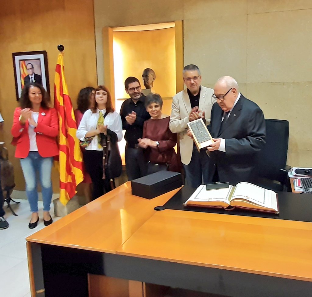 esquerratgn's tweet image. El pregoner de #SantaTecla2019, Eduard Boada, signa el llibre d&apos;honor al despatx de l&apos;alcalde @pauricoma 
Adreça missatges d&apos;estima per Tarragona als presents i un record especia pels @TgnTT, impulsors de la candidatura popular #BoadaPregoner
#Tarragona