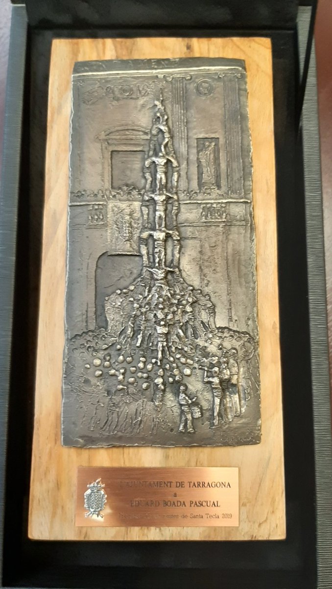 esquerratgn's tweet image. El pregoner de #SantaTecla2019, Eduard Boada, signa el llibre d&apos;honor al despatx de l&apos;alcalde @pauricoma 
Adreça missatges d&apos;estima per Tarragona als presents i un record especia pels @TgnTT, impulsors de la candidatura popular #BoadaPregoner
#Tarragona