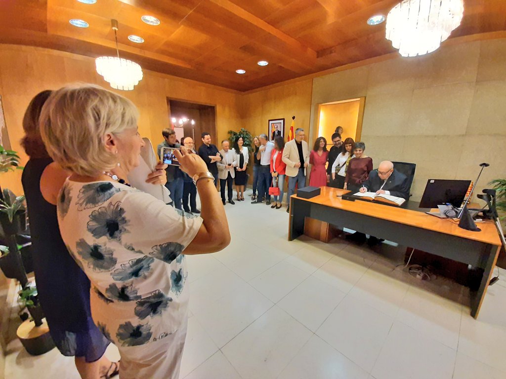 esquerratgn's tweet image. El pregoner de #SantaTecla2019, Eduard Boada, signa el llibre d&apos;honor al despatx de l&apos;alcalde @pauricoma 
Adreça missatges d&apos;estima per Tarragona als presents i un record especia pels @TgnTT, impulsors de la candidatura popular #BoadaPregoner
#Tarragona