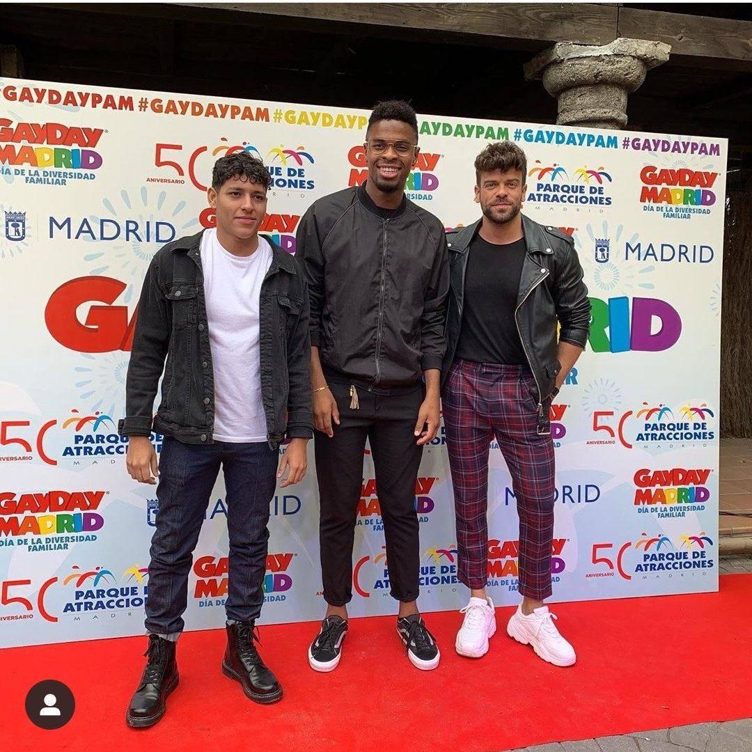info_Famous_ES's tweet photo. Famous ha sido uno de los padrinos en el #GayDayPAM del Parque de Atracciones de Madrid. A partir de las 20:30 estará actuando!!!
Os dejamos algunas fotos del momento. @GayDayOficial 🌈🌈 https://t.co/CW0GBUcZjx