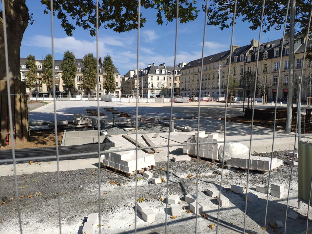 bastienrecher's tweet photo. Pdt qu'on défile pr le climat, @joelbruneau bétonne la #placedelaRepublique à #Caen!
C vrai que le centre-ville n'est pas assez minéral!
#quandyadelageneyapasdeplaisir
#vivelespromoteurs
A #Caen @generationscaen vs donne rdv en 2020 pr chger ça!
#ClimateAction #ClimateAction https://t.co/8SSoQlFhzr
