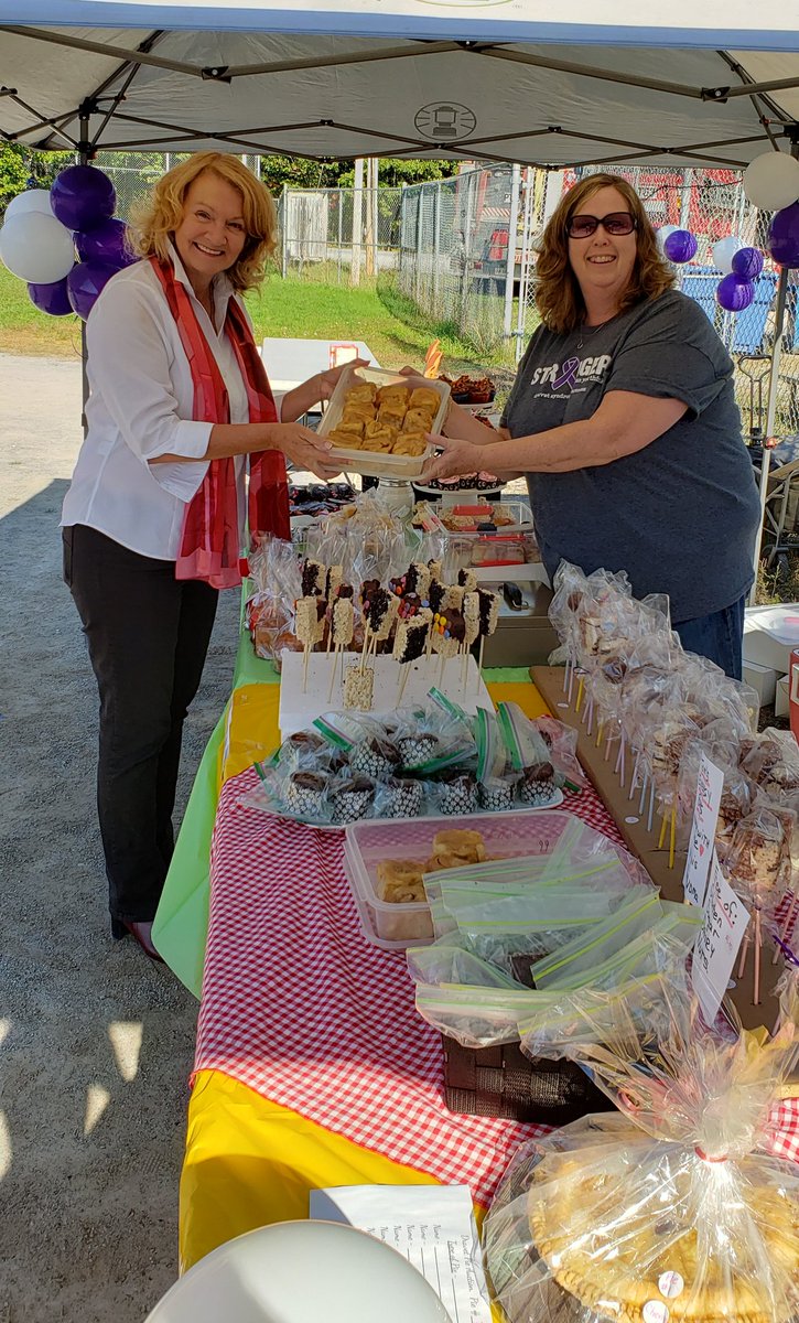 Diannemariebat2's tweet photo. The bake sale at the Dravet walk is in full swing in Constance bay! Thanks @karenmccrimmon  for your continued  support . Enjoy the caramel cinnamon buns!!!
@DravetWalk 
@mandymcknight 
@ottawacity https://t.co/tymyW22Yen