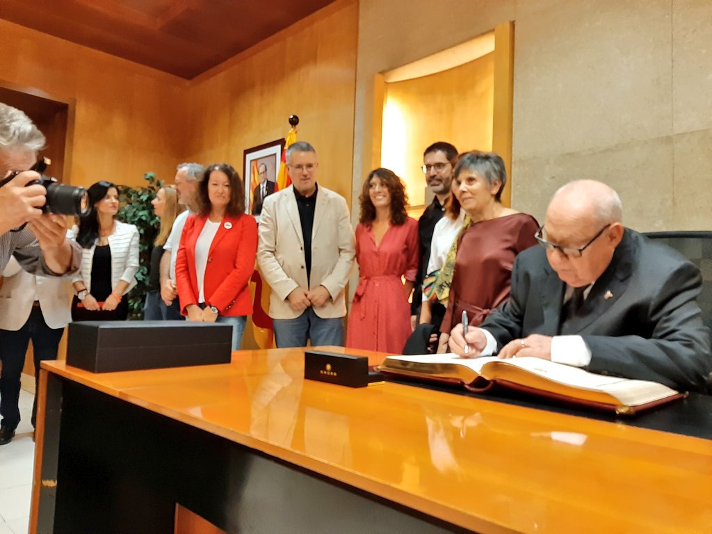 esquerratgn's tweet image. El pregoner de #SantaTecla2019, Eduard Boada, signa el llibre d&apos;honor al despatx de l&apos;alcalde @pauricoma 
Adreça missatges d&apos;estima per Tarragona als presents i un record especia pels @TgnTT, impulsors de la candidatura popular #BoadaPregoner
#Tarragona