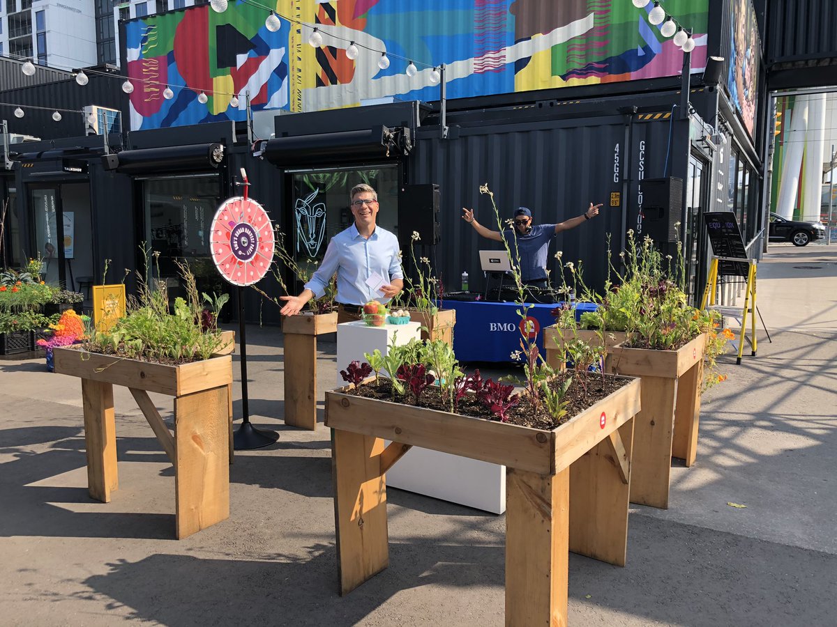 Come visit us at #BMOStackt today for our Urban Harvest Party! Meet new friends from local neighbourhoods, enjoy freshly grown flavours in the open air, and test your food knowledge! 🍁🍂 <a href="/BMO/">BMO</a> <a href="/POliveiraRVP/">Paula Oliveira</a> <a href="/dorianat/">Doriana T</a> #fallequinox #Toronto <a href="/writerandherpug/">Sara Jessica Lourenco</a> #boldygrowthegood