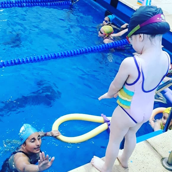 ValorMotrizPile's tweet photo. ¡Los chicos cada vez animándose a más! 🙂 #natación #pileta #racingclub https://t.co/pTLtUe0G6Y