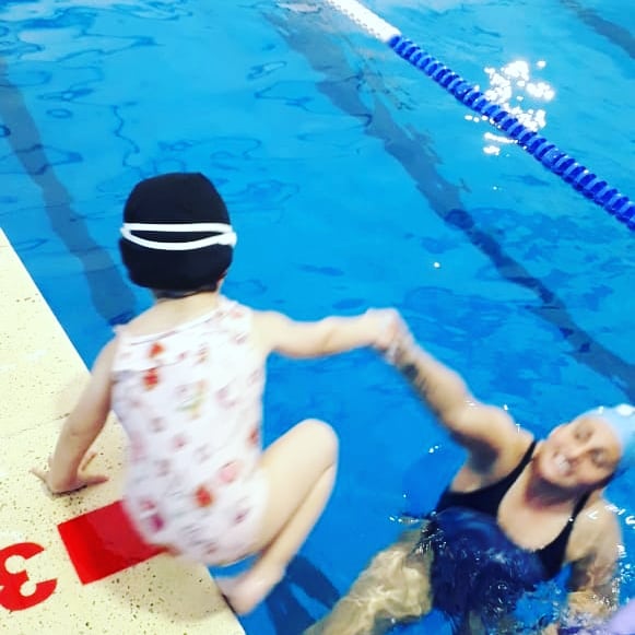 ValorMotrizPile's tweet photo. ¡Los chicos cada vez animándose a más! 🙂 #natación #pileta #racingclub https://t.co/pTLtUe0G6Y