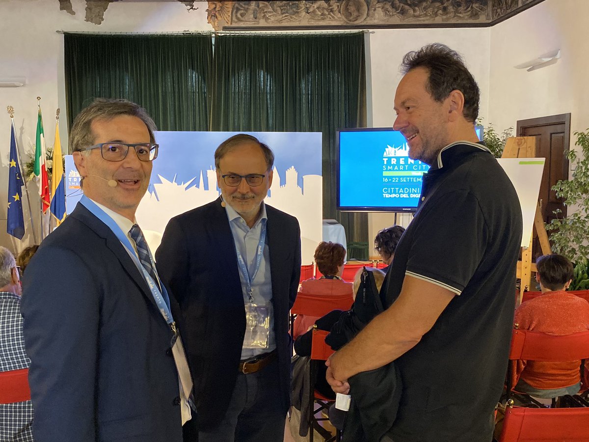 texg's tweet photo. @trentosmart:  #cittadini ai #tempi di #internet: con @AlfonsoFuggetta e @paolomantovan Istruzioni per l’uso consapevole del web. Tra il pubblico @michelelanz @Trentin0 https://t.co/0YmO3HLG8b