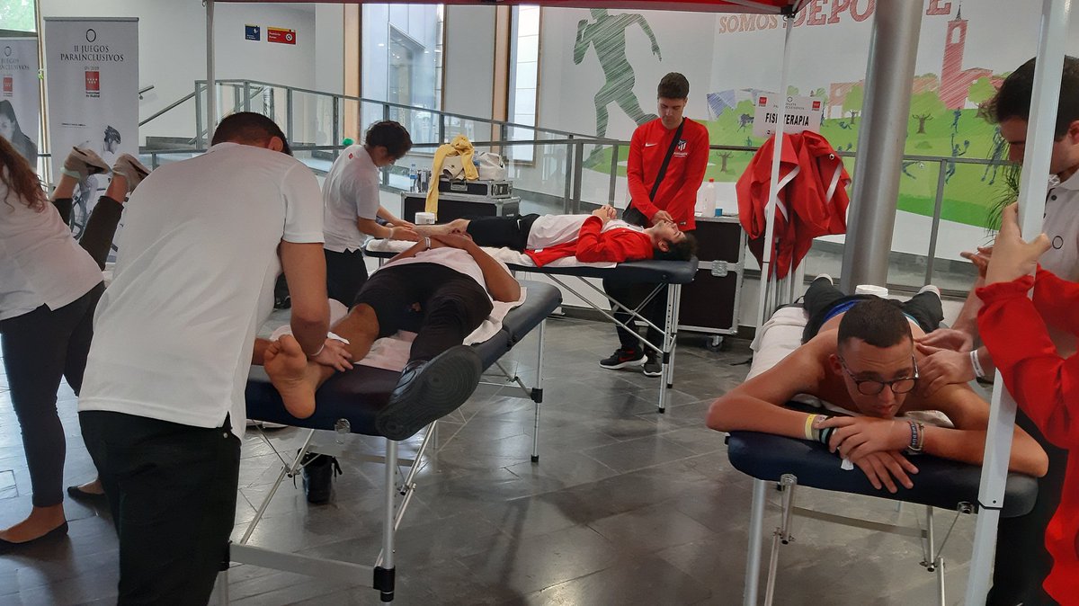 Arrabefisio's tweet photo. Los futuros fisios de la @UEuropea  tratando a todos los supercampeones  en las jornadas de deporte parainclusivo!
#deporte #parainclusivo #campeones #fisios https://t.co/tsLWGwNNxj