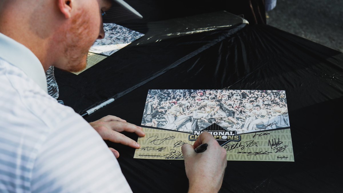 VandyBoys's tweet photo. Back in front of the fans! ✍️

#VandyBoys | #AnchorDown https://t.co/lE1N3ZOd2B