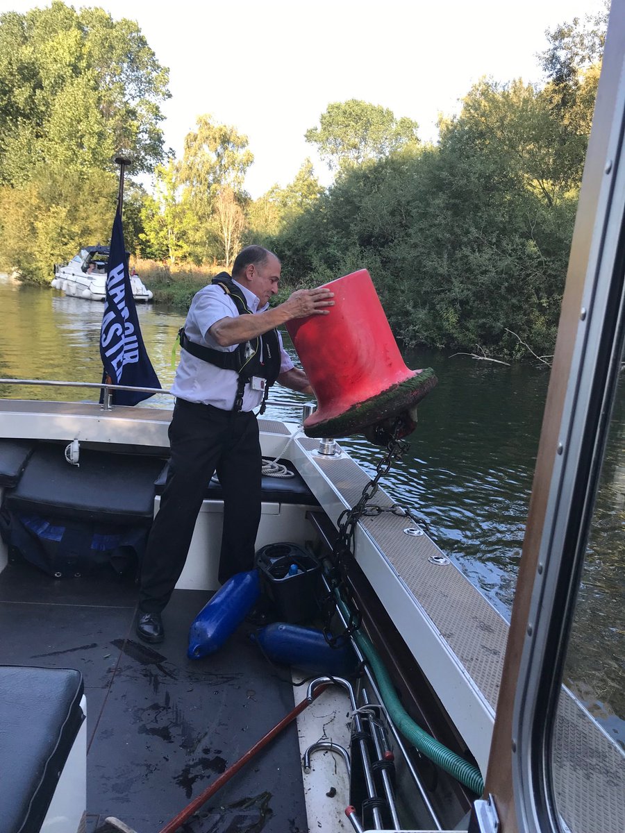 BarryRussellEA's tweet photo. Out on the #Thames with the patrol team marking up the fallen tree at #Lashbrook upstream of #Marshlock. Lots of boaters out enjoying the last bit of summer! https://t.co/iBcOeoCBAE