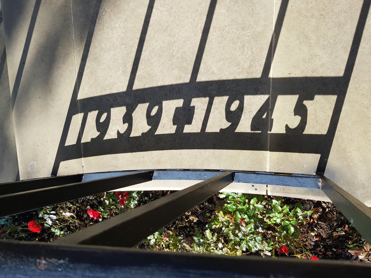 PudseyCenotaph's tweet image. #nicetouch @CWGC #Stonefall