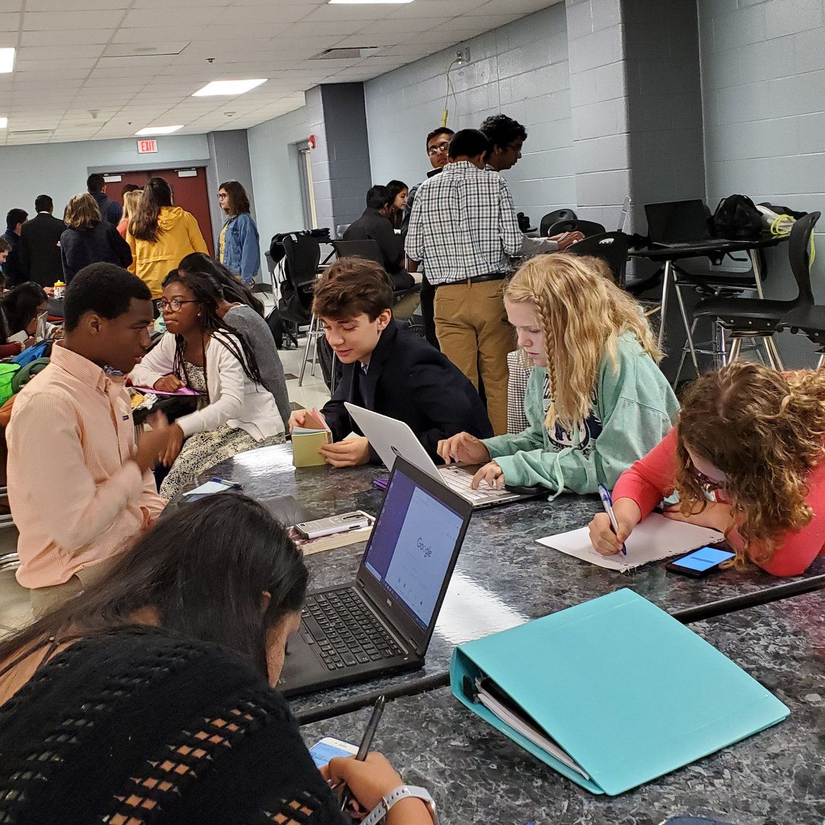 Columbus_Debate's tweet photo. Our season continues with 30 novice competitors @ the Vestavia Hills Novice season opener in Birmingham (AL). Ten varsity students have volunteered to serve as judges and peer mentors today to help our newest team members as they continue to learn the ropes of speech and debate! https://t.co/NcFGvyhp0Y