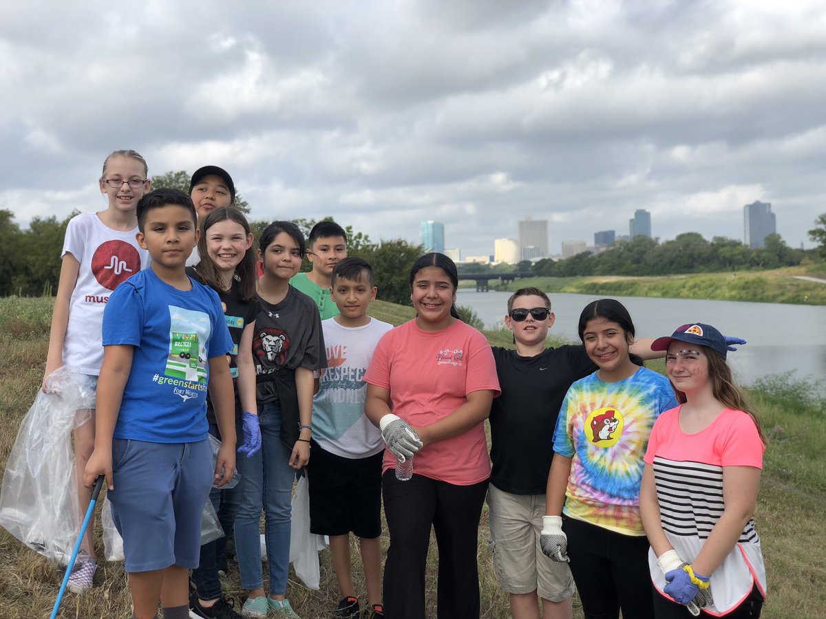 IMMSLions's tweet photo. Trinity Trash Bash this morning! Giving back by cleaning up our wonderful city. @TRWD_News #trinitytrashbash #immslions @CastleberryISD https://t.co/zvVxCA9BsY