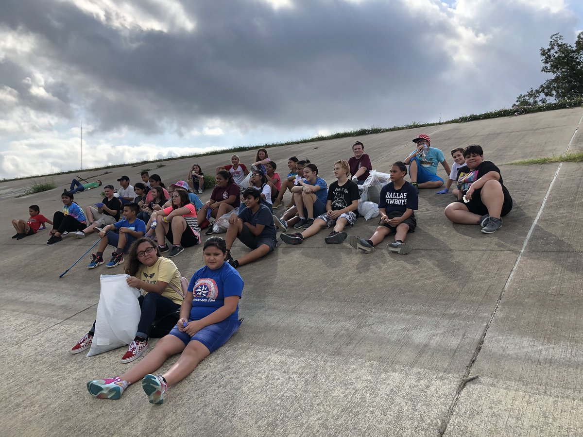IMMSLions's tweet photo. Trinity Trash Bash this morning! Giving back by cleaning up our wonderful city. @TRWD_News #trinitytrashbash #immslions @CastleberryISD https://t.co/zvVxCA9BsY