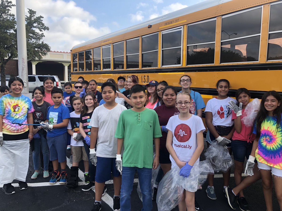 IMMSLions's tweet photo. Trinity Trash Bash this morning! Giving back by cleaning up our wonderful city. @TRWD_News #trinitytrashbash #immslions @CastleberryISD https://t.co/zvVxCA9BsY