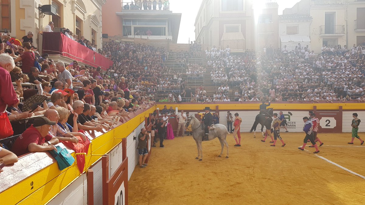 verdeguer's tweet photo. Empieza #Algemesí. Saltillo para Maxime Solera y Cristóbal Reyes y uno de Cebada para Sebastiá. Fernández. @Comisioalgemesi #SetmanadeBous #BousAlgemesí19 https://t.co/W0LySQ2LXk