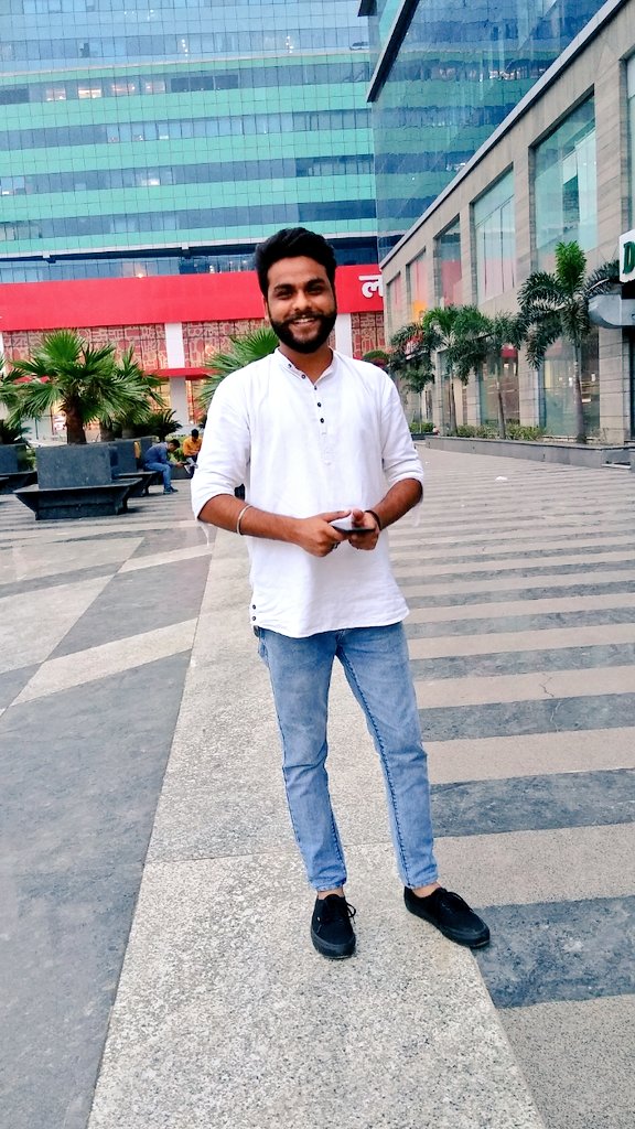 SunnyGreatModel's tweet photo. RandomClick.. 😈

#ithum #noida #office #beardman #sunnykashyap #kurta #vansshoes #noidagram https://t.co/xrrNcfW25G